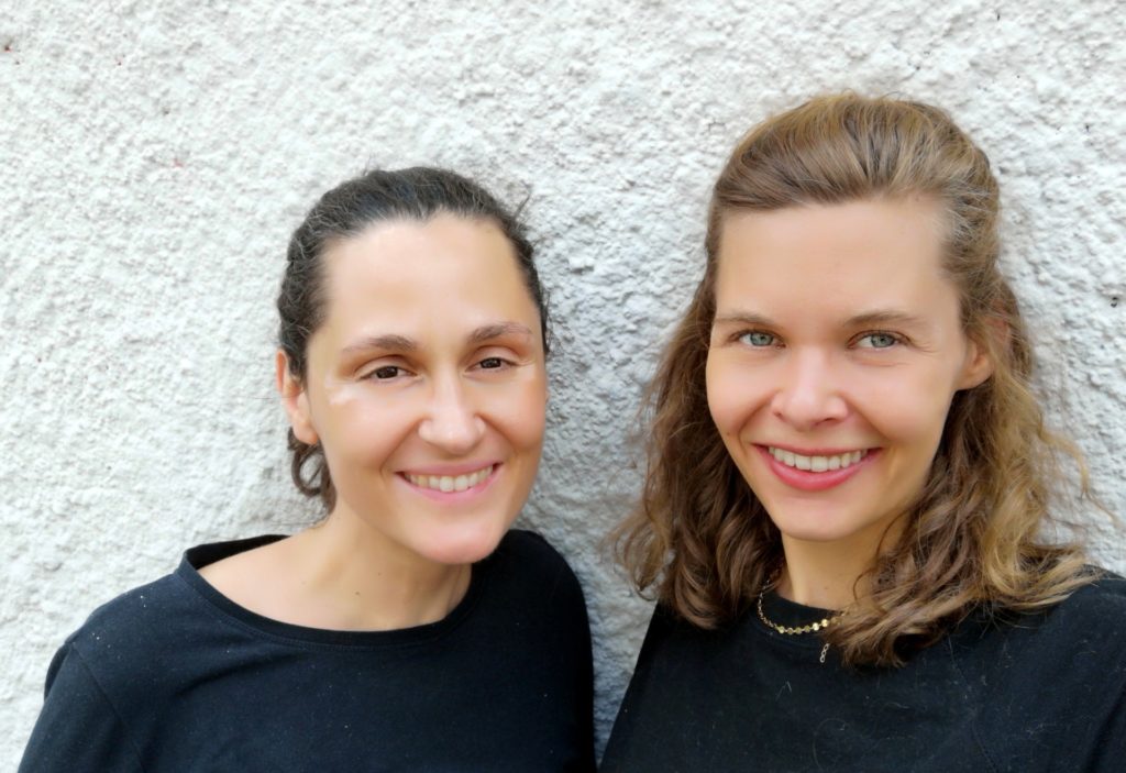 claire et Lisa des plans sur la comète reconvrsion ébénisterie