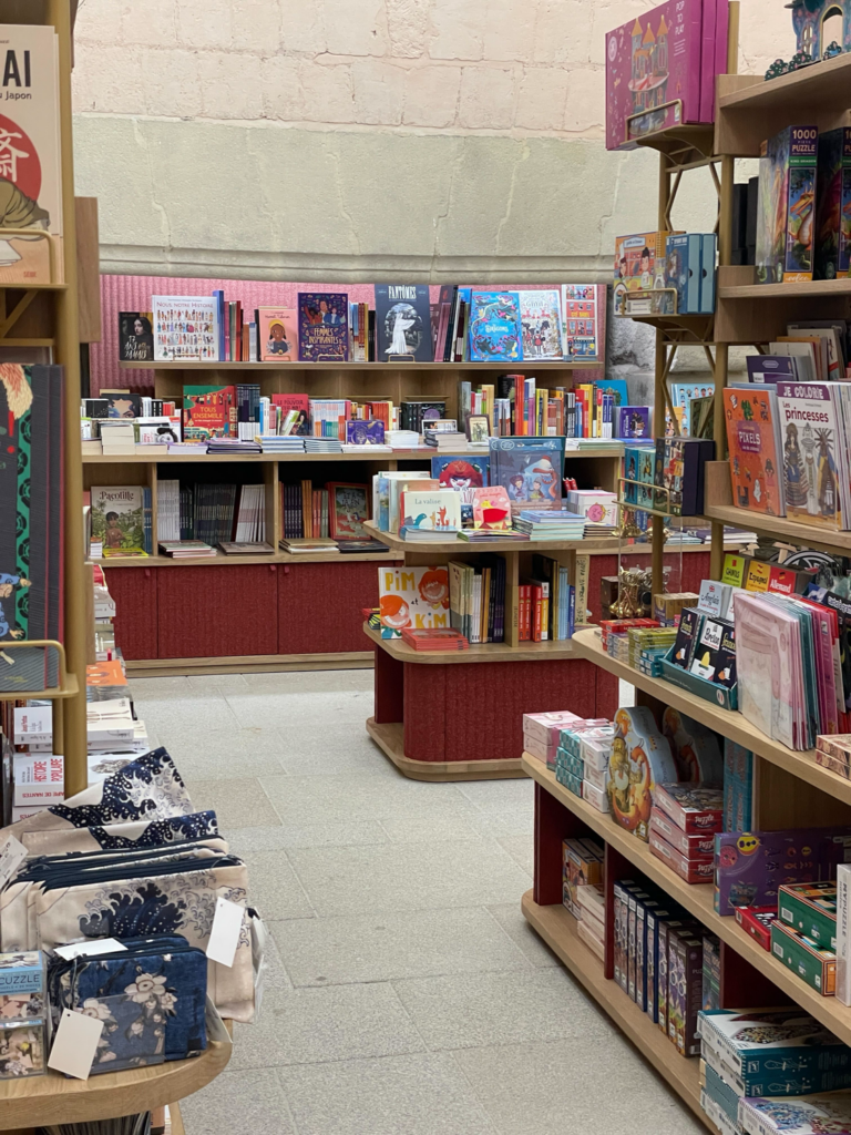 Rayonnages et présentoirs sur mesure de la librairie du Château des ducs de Bretagne, fabriqués par les artisans de Make ICI Nantes