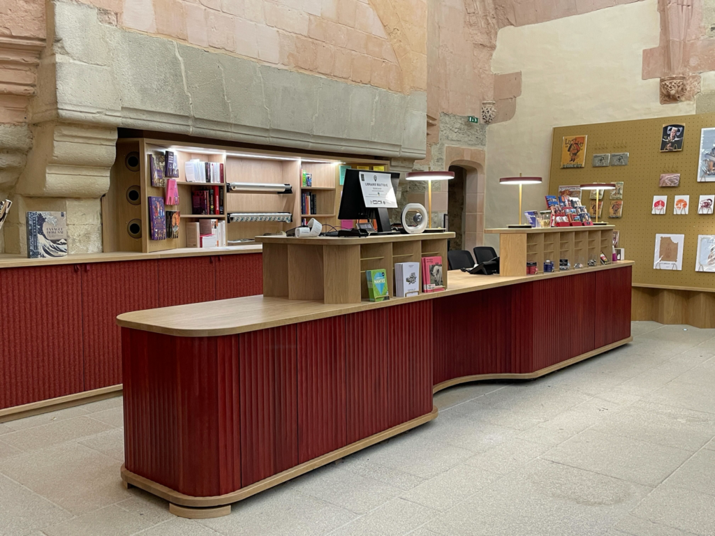 Comptoir d’accueil et banque de billetterie sur mesure en bois, réalisés par les artisans de Make ICI Nantes pour le Château des ducs de Bretagne