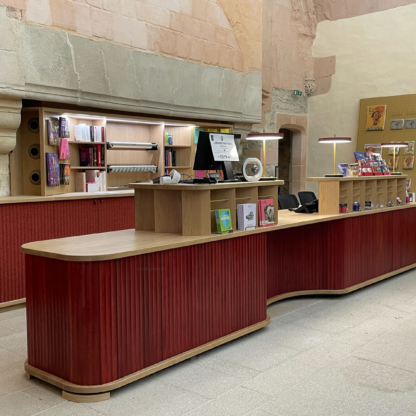 Comptoir d’accueil et banque de billetterie sur mesure en bois, réalisés par les artisans de Make ICI Nantes pour le Château des ducs de Bretagne