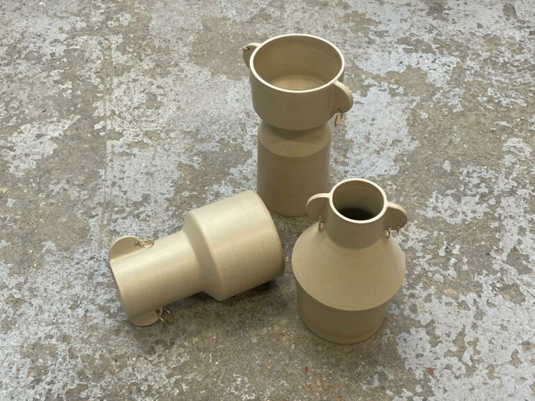 Trois vases en grès beige posés sur un sol béton, Atelier Noy