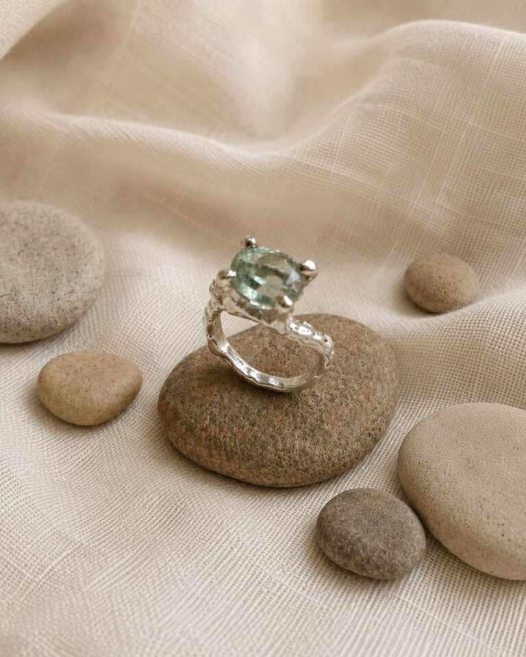 Bague en argent sertie d’une pierre verte, Aëlyra Atelier