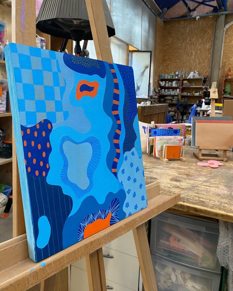 Peinture abstraite bleue sur panneau, dans l’atelier, Amande Noyée