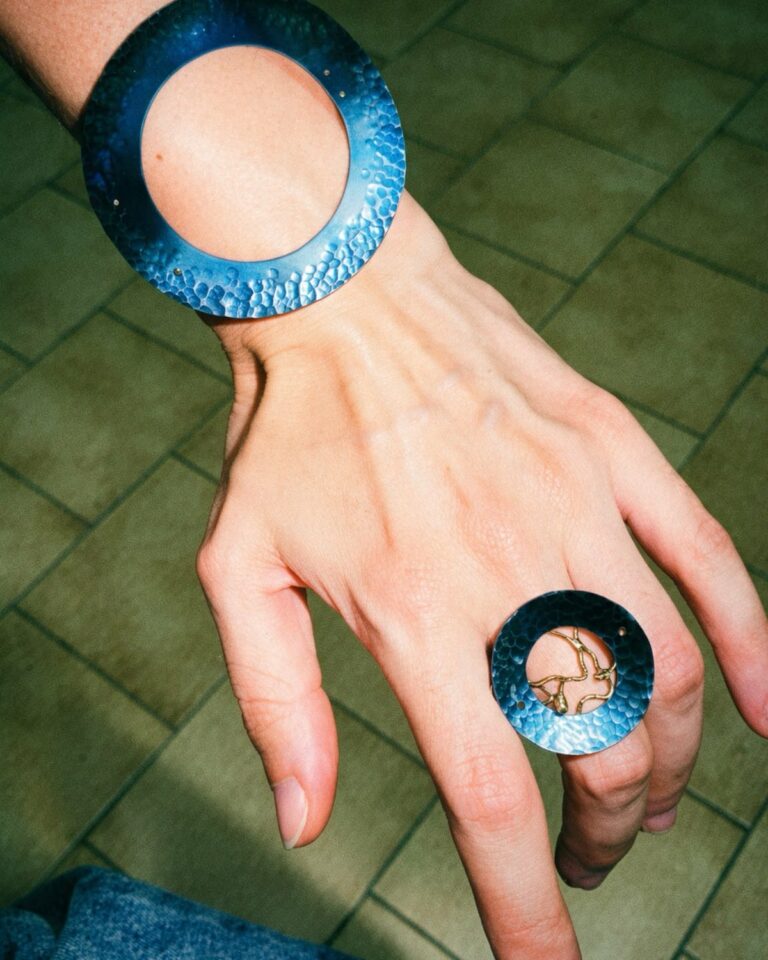 Bracelet et bague en métal martelé bleu, Objets de Corps
