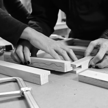 Candidat au CAP menuisier assemblant un cadre en bois sur un établi, formation Make ICI