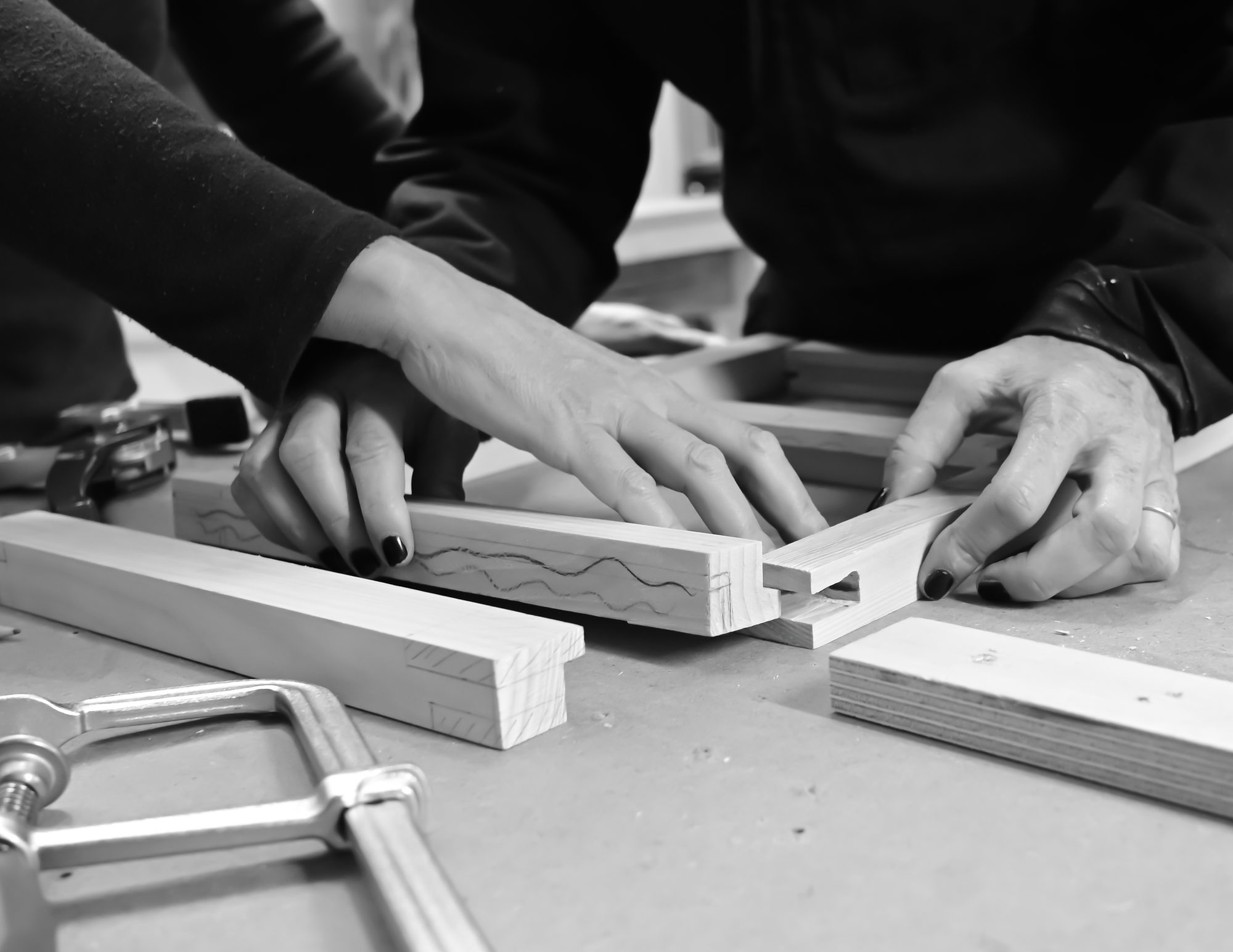 Candidat au CAP menuisier assemblant un cadre en bois sur un établi, formation Make ICI