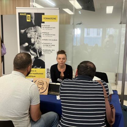 Stand Make ICI au salon Eurométiers 2026 à Marseille, échange avec des visiteurs devant le roll-up des formations